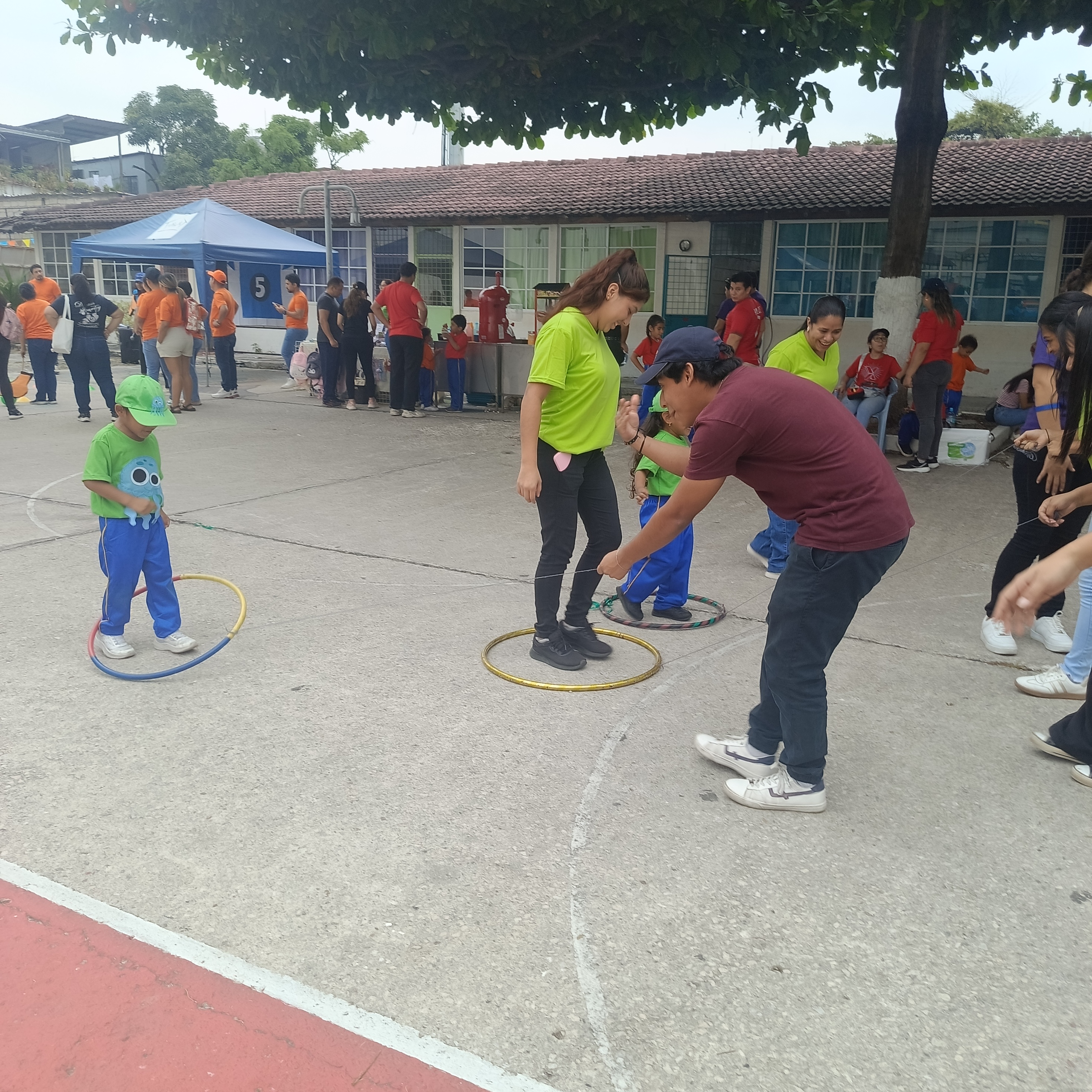Familia disfrutando en el colegio