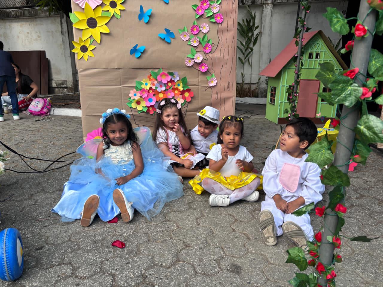 Estudiantes presentando proyectos